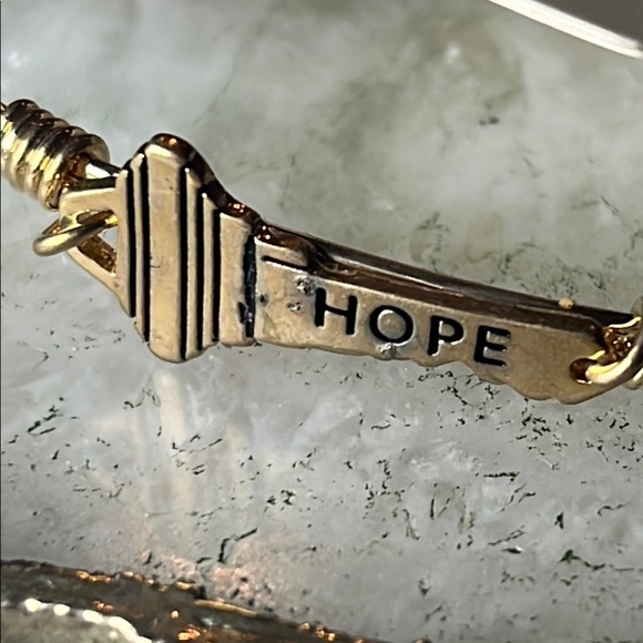NWT Clover Gold Key Bracelet with HOPE Inscription bangle - Picture 4 of 5